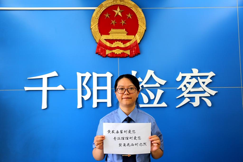 三行情诗献给祖国，深沉的爱与独特表达