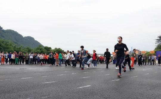 探索小巷宝藏，独特比赛服道具领取之旅