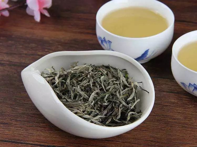 千丈白毫绿茶重塑传统茶饮形象，引领未来生活新风尚——价格与科技并行发展